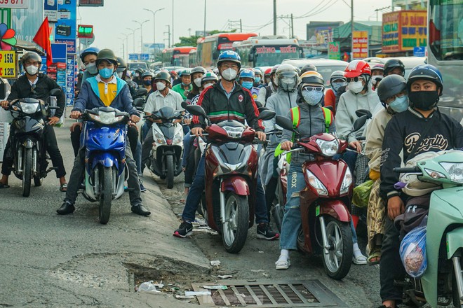 Mùng 5 Tết, người dân ùn ùn trở lại TP.HCM, cửa ngõ phía Tây tăng nhiệt - Ảnh 3.