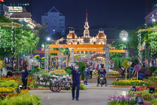 Hàng trăm công nhân xuyên đêm tháo dỡ đường hoa Nguyễn Huệ - Ảnh 1.