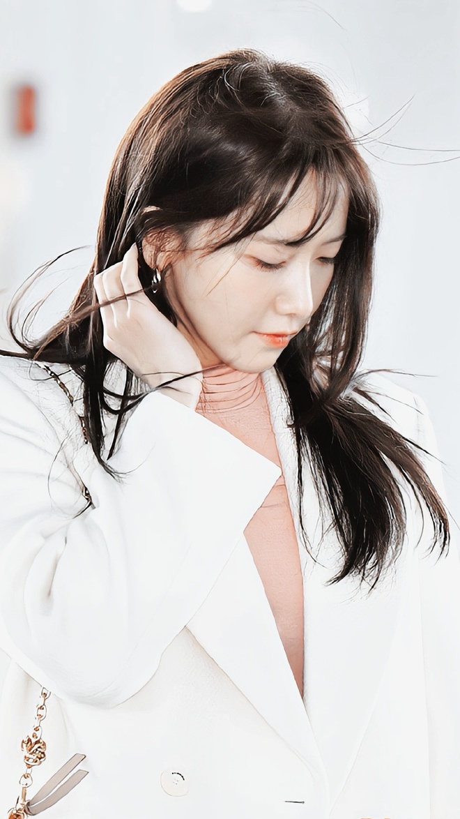 Nữ thần Yoona bỗng biến sân bay thành phim trường ngôn tình: Bị gió thổi cho tóc tai rối bời mà vẫn đẹp đến nao lòng - Ảnh 6.