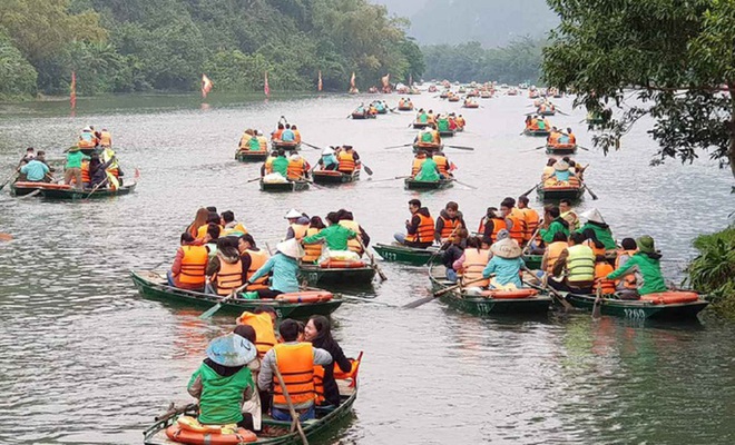 Ninh Bình nói gì về thông tin Tràng An thất thủ khiến du khách mắc kẹt tới 12 giờ đêm? - Ảnh 2.