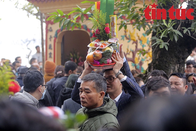 Phủ T&acirc;y Hồ đ&ocirc;ng nghịt người, kh&ocirc;ng c&ograve;n chỗ đặt lễ trong ng&agrave;y m&ugrave;ng 6 Tết - Ảnh 4.