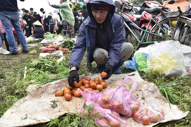 Cảnh Đ&aacute;nh nhau tưng bừng tại phi&ecirc;n chợ Chuộng độc nhất v&ocirc; nhị ở xứ Thanh - Ảnh 8.