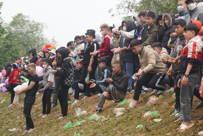 Cảnh Đ&aacute;nh nhau tưng bừng tại phi&ecirc;n chợ Chuộng độc nhất v&ocirc; nhị ở xứ Thanh - Ảnh 7.