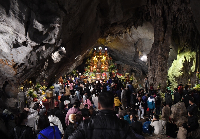 Phụ huynh viết số điện thoại vào tay con nhỏ đề phòng đi lạc trong ngày khai hội Chùa Hương - Ảnh 4.