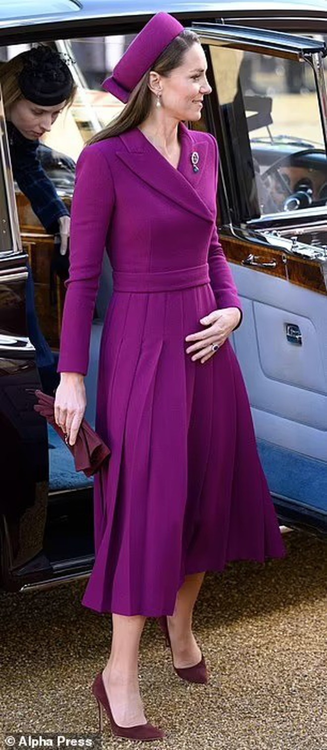 Times when Princess Kate wore clothes inspired by Queen Elizabeth II - Photo 10.