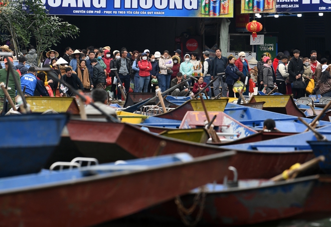 Phụ huynh viết số điện thoại vào tay con nhỏ đề phòng đi lạc trong ngày khai hội Chùa Hương - Ảnh 17.