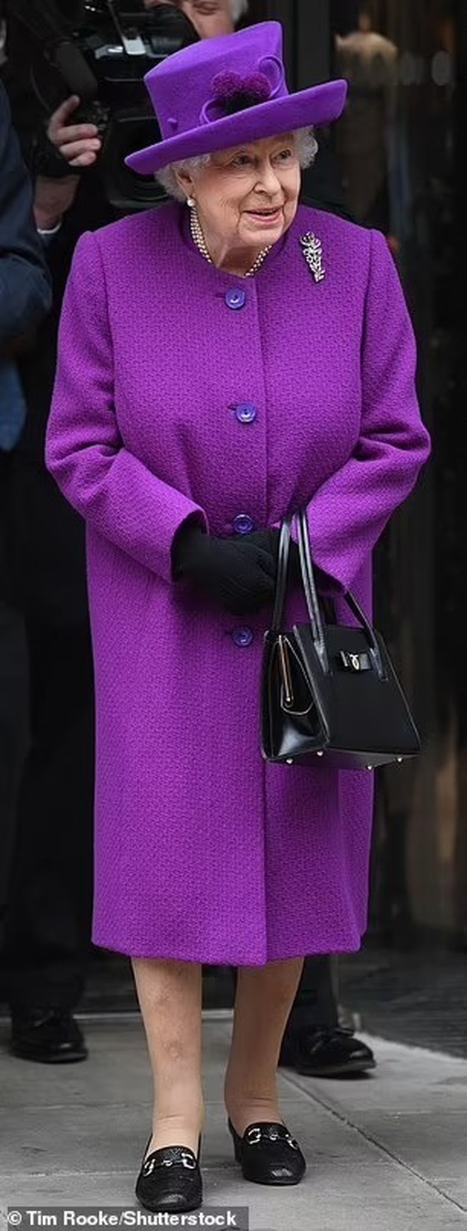 Times when Princess Kate wore clothes inspired by Queen Elizabeth II - Photo 9.