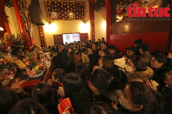 Phủ T&acirc;y Hồ đ&ocirc;ng nghịt người, kh&ocirc;ng c&ograve;n chỗ đặt lễ trong ng&agrave;y m&ugrave;ng 6 Tết - Ảnh 10.