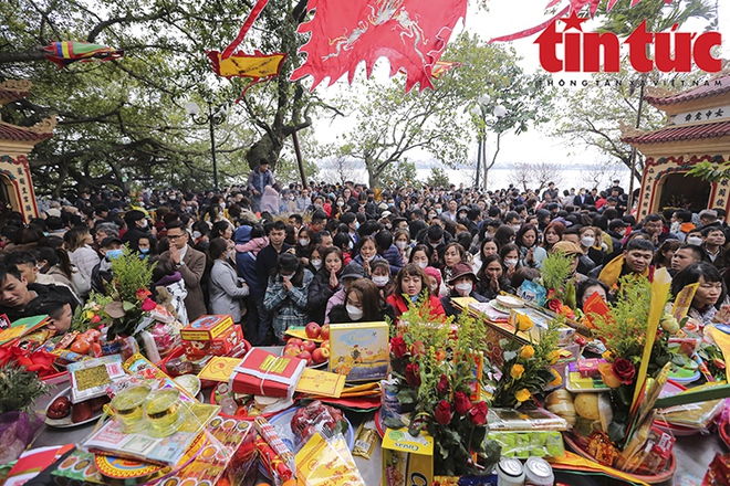 Phủ T&acirc;y Hồ đ&ocirc;ng nghịt người, kh&ocirc;ng c&ograve;n chỗ đặt lễ trong ng&agrave;y m&ugrave;ng 6 Tết - Ảnh 6.