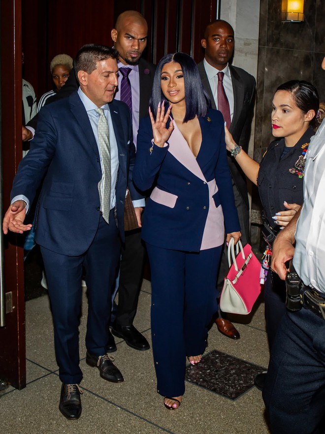 Không lồng lộn không phải Cardi B: Ra hầu tòa mà tưởng đâu đi dự Fashion Week! - Ảnh 7.