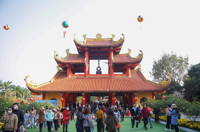 Hàng vạn người đổ về ngôi chùa có tượng Phật cao nhất Đông Nam Á đi lễ đầu năm - Ảnh 12.