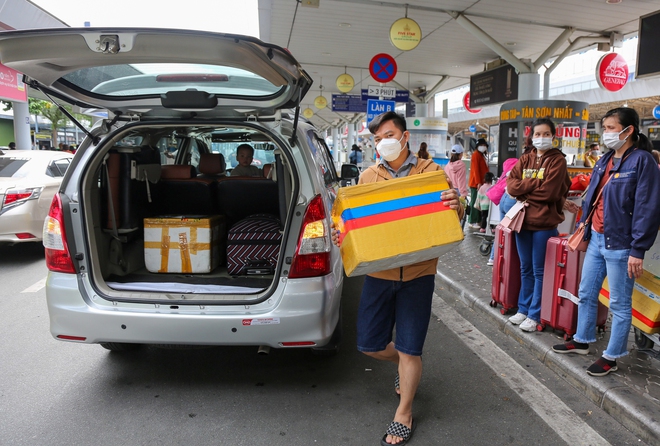 Cao điểm người dân trở lại TP.HCM sau Tết, khách đến sân bay Tân Sơn Nhất tăng mạnh - Ảnh 13.
