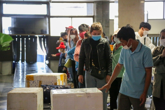 Cao điểm người dân trở lại TP.HCM sau Tết, khách đến sân bay Tân Sơn Nhất tăng mạnh - Ảnh 4.