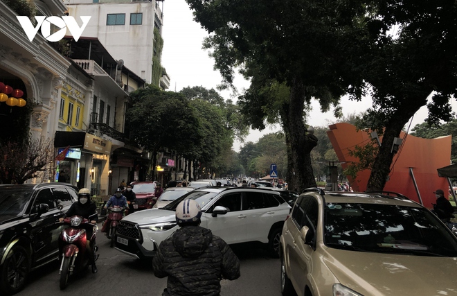 Hỗn loạn dịch vụ tr&ocirc;ng giữ xe xung quanh c&aacute;c đền, ch&ugrave;a đầu xu&acirc;n mới - Ảnh 3.