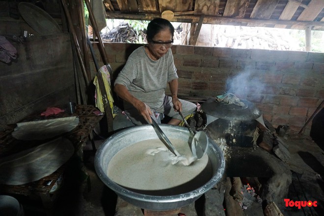 Ngày xuân về làng nghề 500 năm tuổi xem người dân làm loại bánh “chữ O” thơm ngon - Ảnh 1.