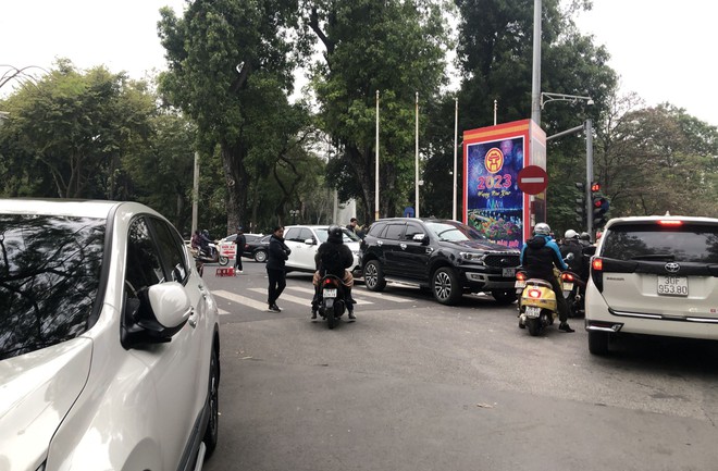 Hỗn loạn dịch vụ tr&ocirc;ng giữ xe xung quanh c&aacute;c đền, ch&ugrave;a đầu xu&acirc;n mới - Ảnh 15.