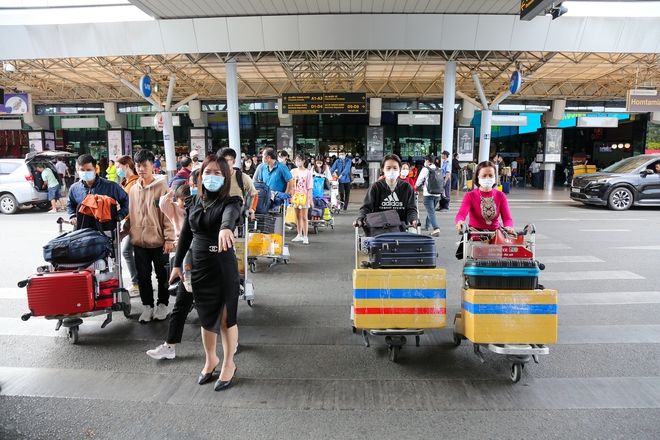 Cao điểm người dân trở lại TP.HCM sau Tết, khách đến sân bay Tân Sơn Nhất tăng mạnh - Ảnh 12.