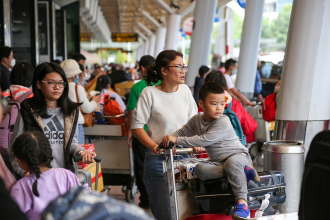 Cao điểm người dân trở lại TP.HCM sau Tết, khách đến sân bay Tân Sơn Nhất tăng mạnh - Ảnh 9.