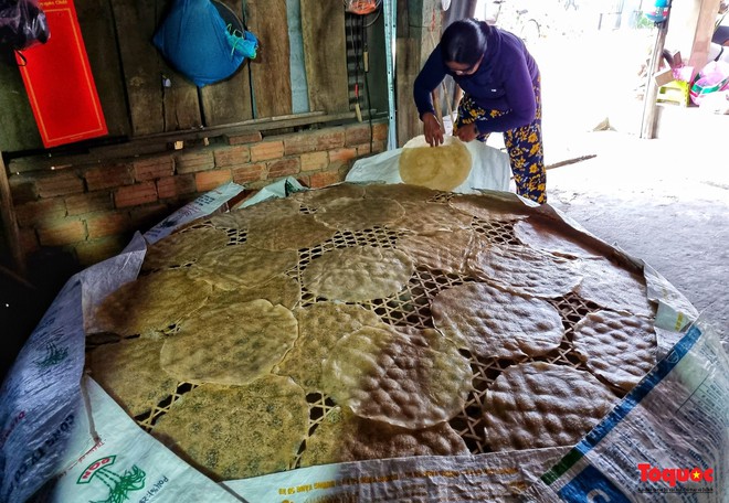 Ngày xuân về làng nghề 500 năm tuổi xem người dân làm loại bánh “chữ O” thơm ngon - Ảnh 11.