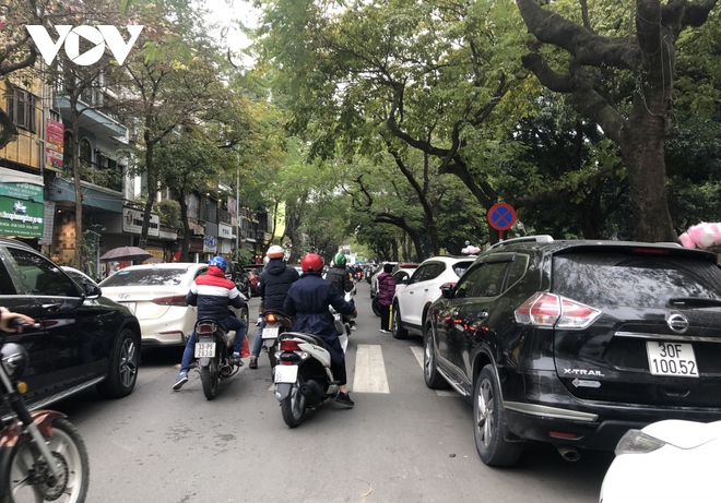 Hỗn loạn dịch vụ tr&ocirc;ng giữ xe xung quanh c&aacute;c đền, ch&ugrave;a đầu xu&acirc;n mới - Ảnh 10.