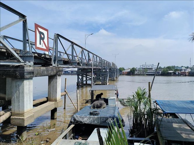 Khẩn trương t&igrave;m kiếm t&agrave;i xế mất t&iacute;ch khi cứu b&eacute; trai ng&atilde; xuống s&ocirc;ng - Ảnh 1.