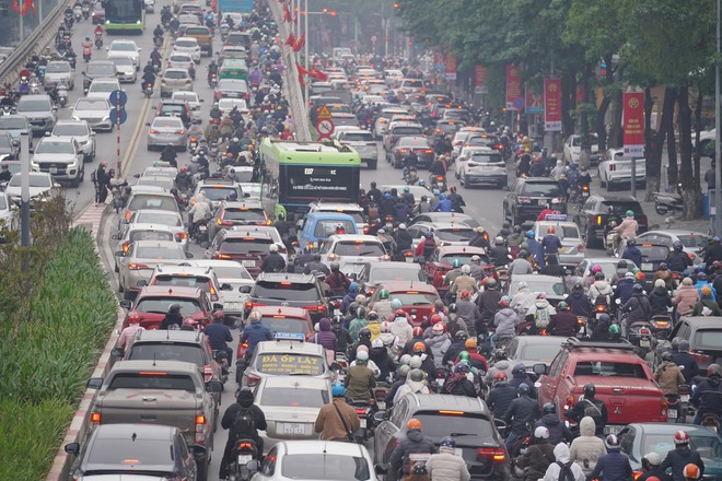 Đường phố &ugrave;n tắc k&eacute;o d&agrave;i trong ng&agrave;y đầu ti&ecirc;n trở lại đi l&agrave;m năm 2023 - Ảnh 4.