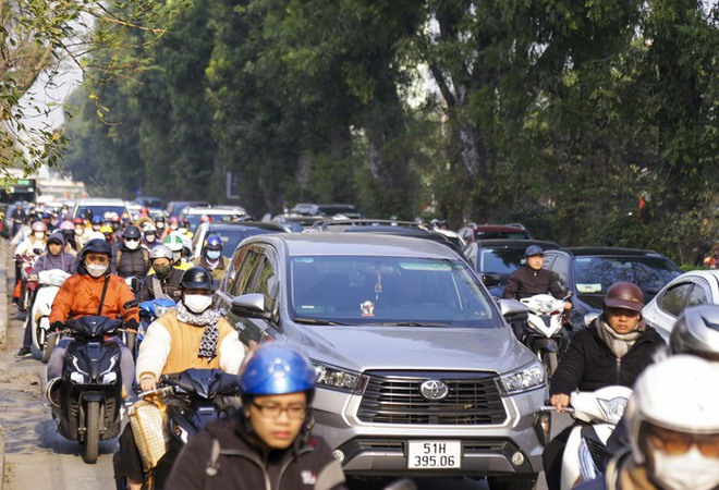 Đường phố ùn tắc, người dân chật vật đi làm trong ngày đầu tuần năm mới - Ảnh 14.