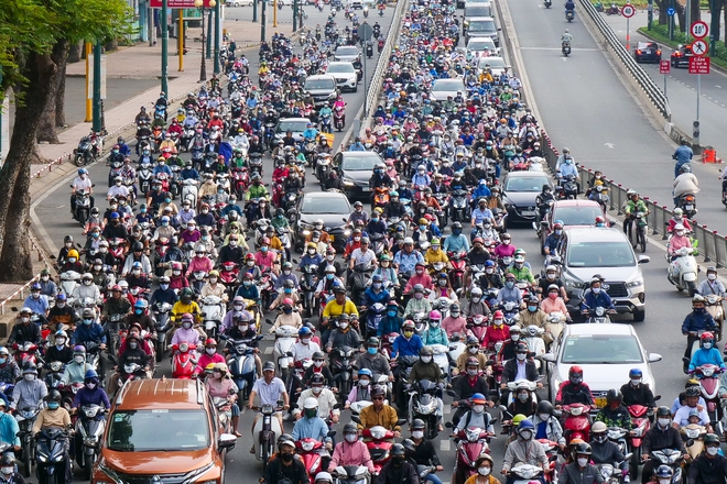 Kẹt xe k&eacute;o d&agrave;i trong ng&agrave;y đầu tuần đi l&agrave;m, đi học sau Tết ở TP.HCM - Ảnh 5.