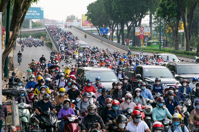 Kẹt xe k&eacute;o d&agrave;i trong ng&agrave;y đầu tuần đi l&agrave;m, đi học sau Tết ở TP.HCM - Ảnh 4.