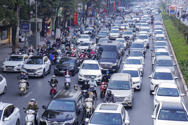 Đường phố ùn tắc, người dân chật vật đi làm trong ngày đầu tuần năm mới - Ảnh 6.