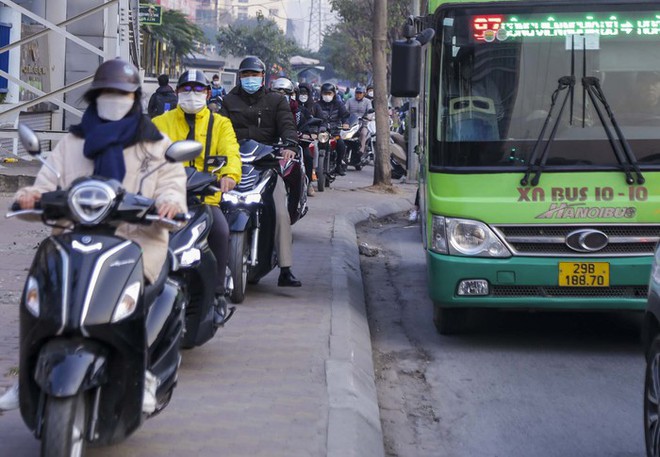 Đường phố ùn tắc, người dân chật vật đi làm trong ngày đầu tuần năm mới - Ảnh 5.