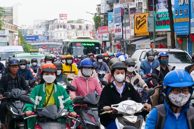 Kẹt xe k&eacute;o d&agrave;i trong ng&agrave;y đầu tuần đi l&agrave;m, đi học sau Tết ở TP.HCM - Ảnh 1.