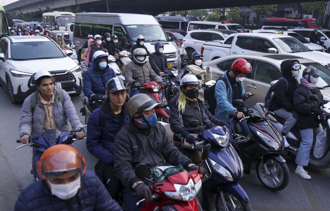 Đường phố ùn tắc, người dân chật vật đi làm trong ngày đầu tuần năm mới - Ảnh 3.