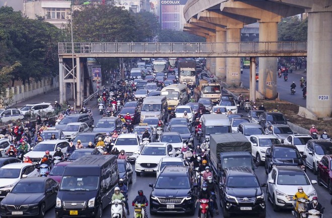 Đường phố ùn tắc, người dân chật vật đi làm trong ngày đầu tuần năm mới - Ảnh 2.