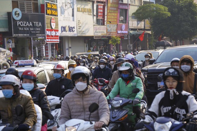 Đường phố ùn tắc, người dân chật vật đi làm trong ngày đầu tuần năm mới - Ảnh 1.