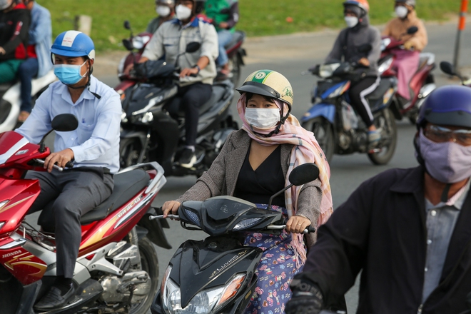 Kẹt xe k&eacute;o d&agrave;i trong ng&agrave;y đầu tuần đi l&agrave;m, đi học sau Tết ở TP.HCM - Ảnh 13.