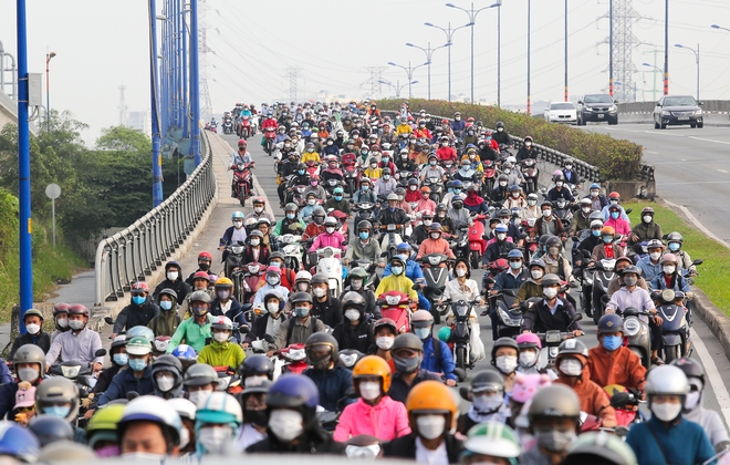 Kẹt xe k&eacute;o d&agrave;i trong ng&agrave;y đầu tuần đi l&agrave;m, đi học sau Tết ở TP.HCM - Ảnh 10.