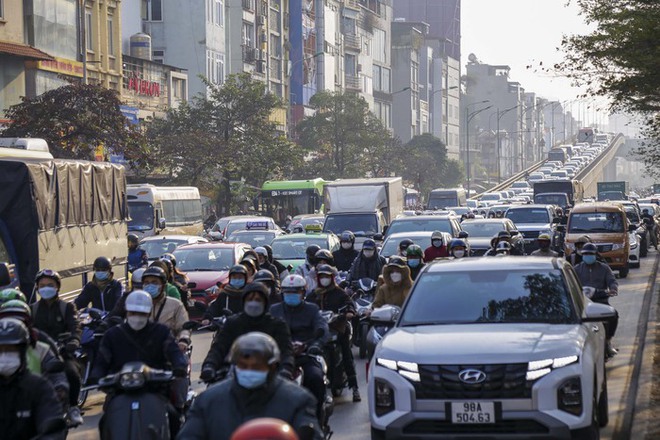 Đường phố ùn tắc, người dân chật vật đi làm trong ngày đầu tuần năm mới - Ảnh 11.