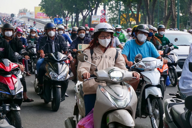 Kẹt xe k&eacute;o d&agrave;i trong ng&agrave;y đầu tuần đi l&agrave;m, đi học sau Tết ở TP.HCM - Ảnh 6.
