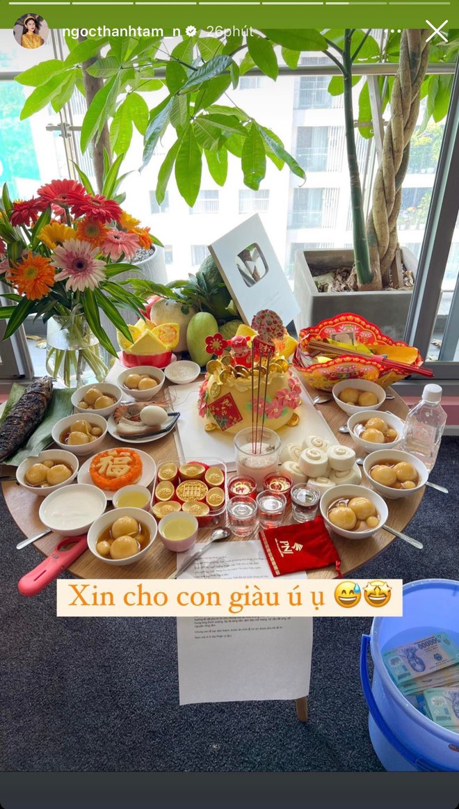 Sao Việt trong ngày Thần Tài 2023: Người tất bật chuẩn bị đồ lễ, người mua vàng xin vía sung túc rủng rỉnh cả năm - Ảnh 9.