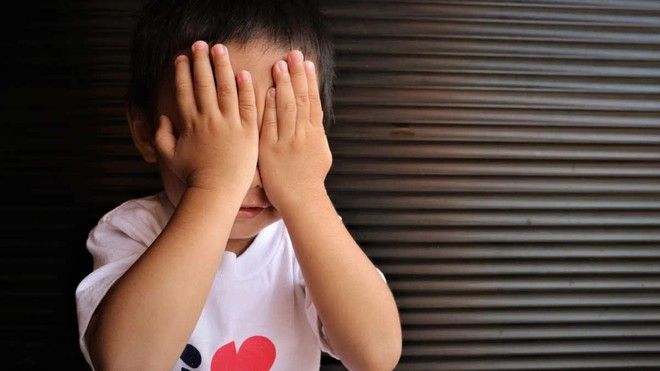Con g&aacute;i n&oacute;i: C&oacute; b&oacute;ng đen đi theo con, mẹ nghe xong nghĩ con n&oacute;i nhảm, bố sinh nghi hỏi th&ecirc;m 1 c&acirc;u mới ph&aacute;t gi&aacute;c nguy hiểm - Ảnh 1.