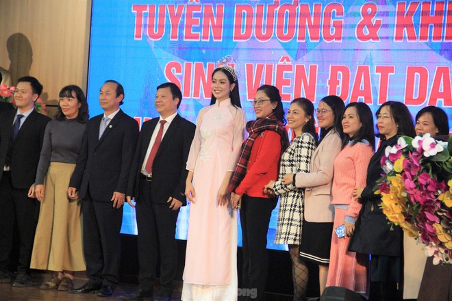 Bạn bè vây quanh khi Hoa hậu Huỳnh Thị Thanh Thủy trở về trường - Ảnh 12.