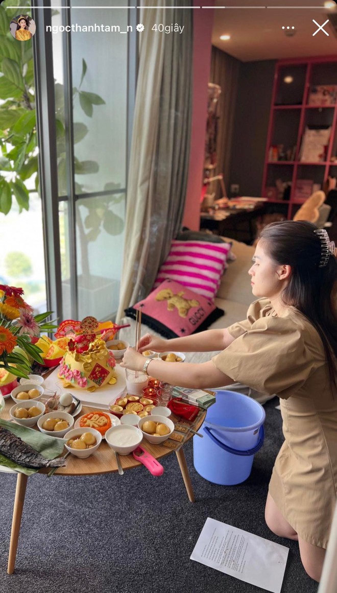 Sao Việt trong ngày Thần Tài 2023: Người tất bật chuẩn bị đồ lễ, người mua vàng xin vía sung túc rủng rỉnh cả năm - Ảnh 8.