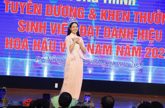 Bạn bè vây quanh khi Hoa hậu Huỳnh Thị Thanh Thủy trở về trường - Ảnh 11.