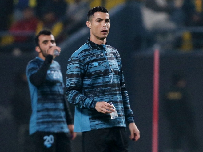 Ronaldo muối mặt khi biểu diễn kỹ thuật trong buổi tập đầu tiên ở Al Nassr - Ảnh 1.