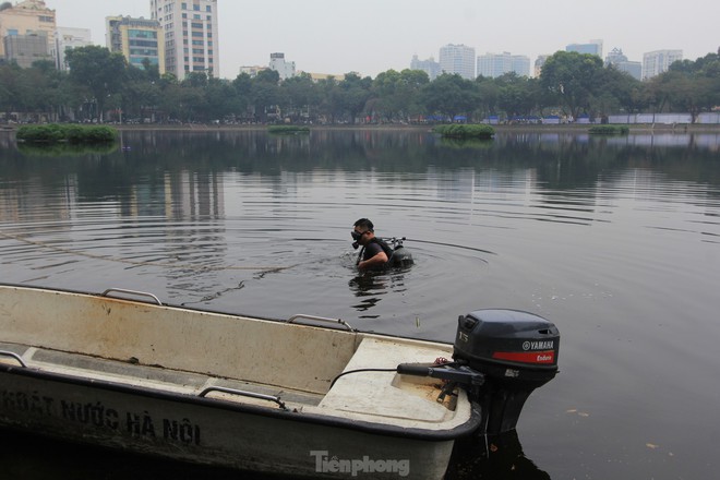 Lặn hồ Thiền Quang giữa trời đông rét mướt để tìm nam thanh niên mất tích - Ảnh 8.