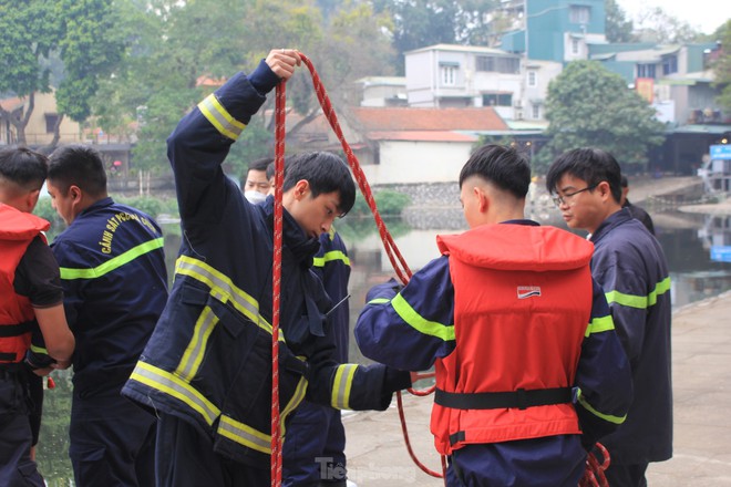 Lặn hồ Thiền Quang giữa trời đông rét mướt để tìm nam thanh niên mất tích - Ảnh 7.