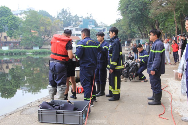 Lặn hồ Thiền Quang giữa trời đông rét mướt để tìm nam thanh niên mất tích - Ảnh 6.