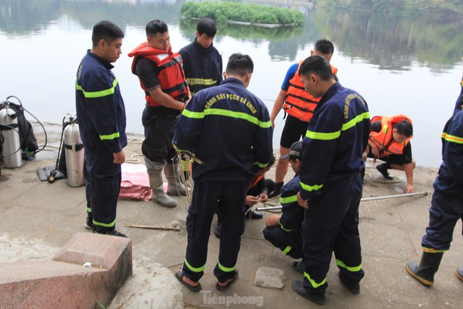 Lặn hồ Thiền Quang giữa trời đông rét mướt để tìm nam thanh niên mất tích - Ảnh 4.