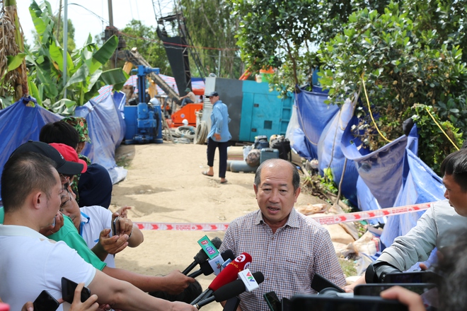 Lãnh đạo tỉnh Đồng Tháp lý giải nguyên nhân kéo dài thời gian cứu bé trai, hi vọng đến chiều 4/1 sẽ đưa trụ bê tông lên trên - Ảnh 5.